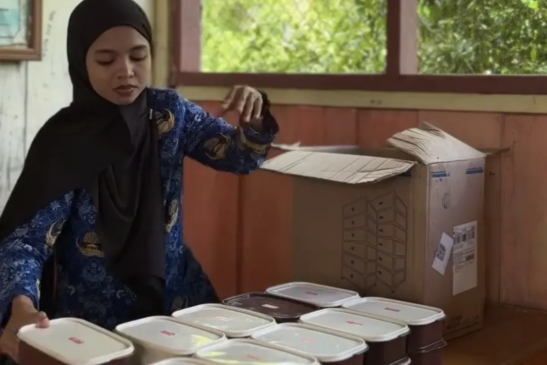 MBG Belum Sampai ke Pelosok, Guru Ini Pilih Masak Sendiri untuk Muridnya