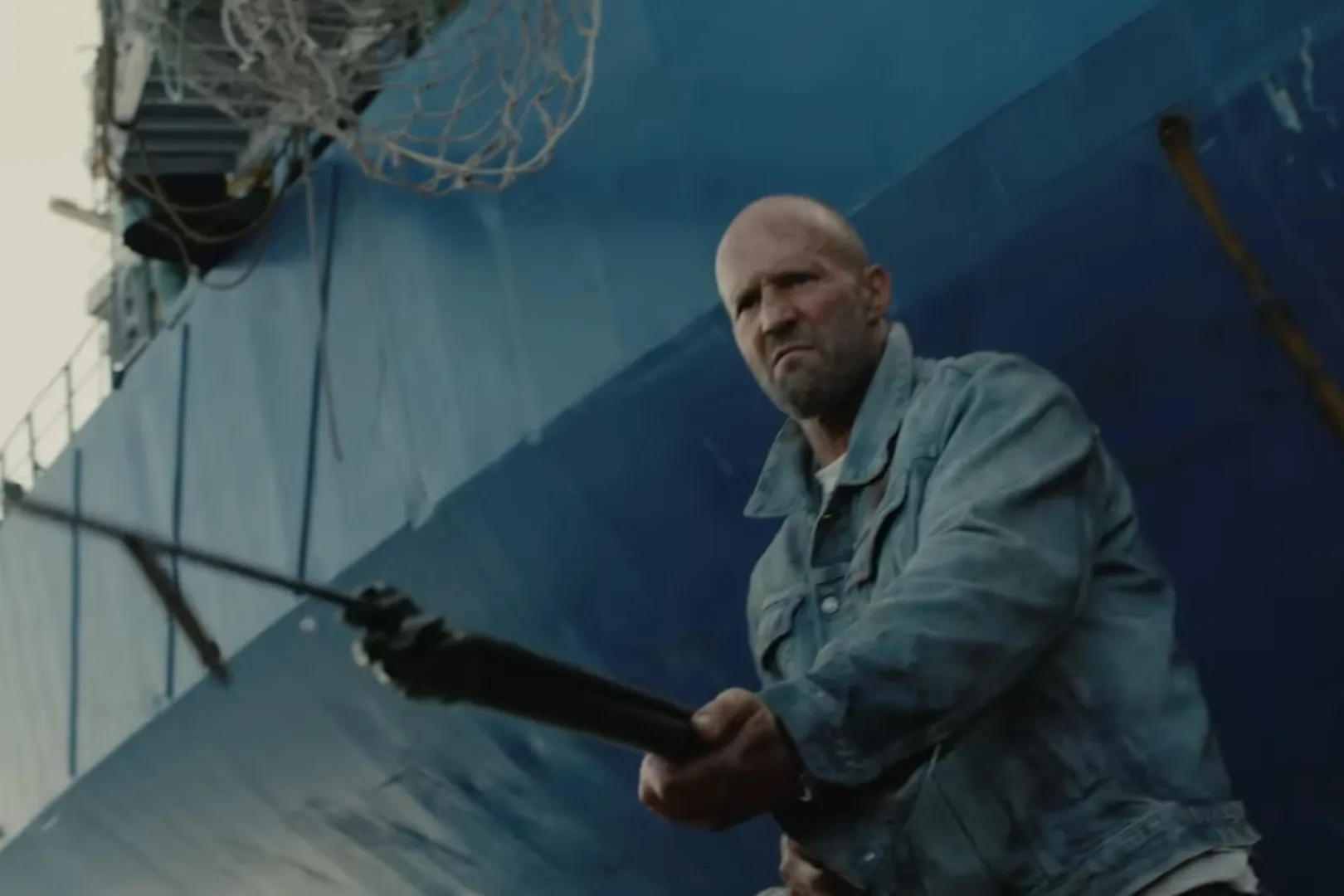 Dijebak Jadi Pembunuh, Jason Statham Mengamuk di Tengah Laut