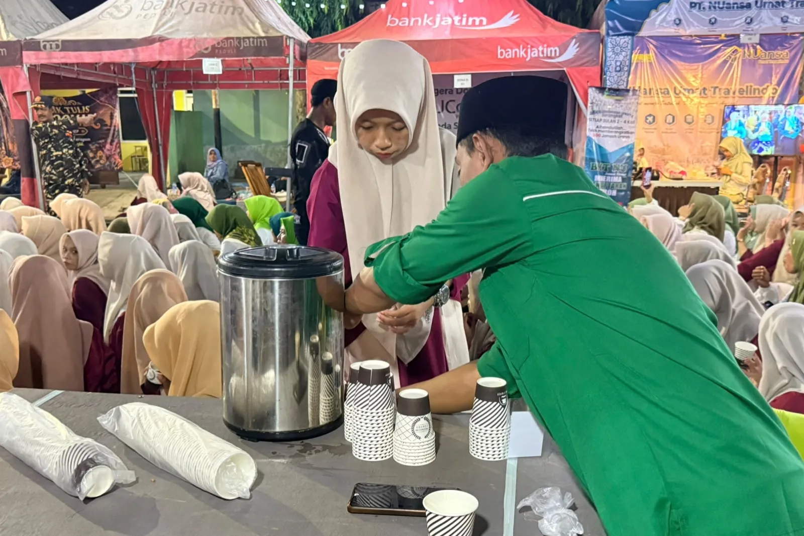 Bukan Sekadar Kopi Gratis, ISNU Sumenep Tebar Berkah di Malam Puncak Hari Santri 2026