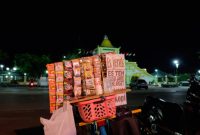 Potret Lapak Abdul Rohim depan Masjid Jamik, seberang jalan tepat sebelah barat Taman Adipura, Sumenep (Foto: Mazdon/Doc. Estoria)