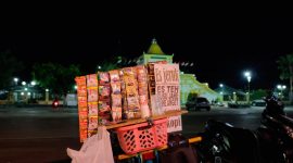 Potret Lapak Abdul Rohim depan Masjid Jamik, seberang jalan tepat sebelah barat Taman Adipura, Sumenep (Foto: Mazdon/Doc. Estoria)