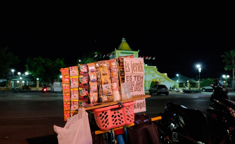 Potret Lapak Abdul Rohim depan Masjid Jamik, seberang jalan tepat sebelah barat Taman Adipura, Sumenep (Foto: Mazdon/Doc. Estoria)