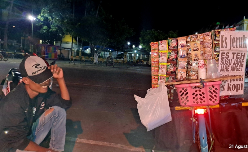 Senyum Khas Abdul Rohim, Pedagang Starling asal Kendal, Semarang, di Taman Adipura, Sumenep, Madura (Foto: Mazdon/Doc. Estoria)