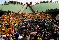 Demo Gedung DPR RI 19 Mei 1998. Potret kritik sejumlah ormas terhadap kinerja legislatif (Istimewa)