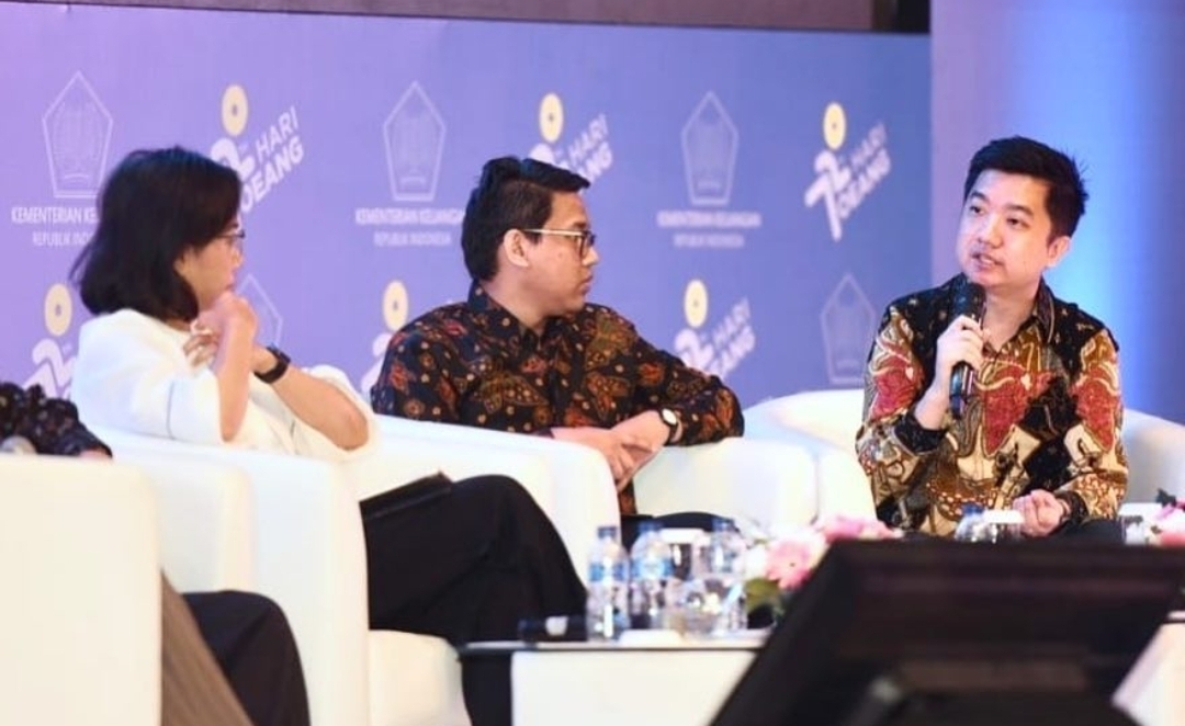 William Tanuwijaya, dalam sebuah momen perayaan hari Oeang ke-72 bersama Menkeu Sri Mulyani, dan sejumlah tokoh penting lainnya (Sumber: IG @liamtanu)