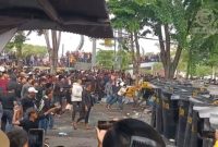 Suasana kericuhan saat massa aksi demo Pilkades Sampang dihadang barisan polisi, Selasa 28 Oktober 2025 (Foto: Zain/doc. estoria.id)