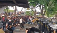 Suasana kericuhan saat massa aksi demo Pilkades Sampang dihadang barisan polisi, Selasa 28 Oktober 2025 (Foto: Zain/doc. estoria.id)