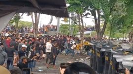 Suasana kericuhan saat massa aksi demo Pilkades Sampang dihadang barisan polisi, Selasa 28 Oktober 2025 (Foto: Zain/doc. estoria.id)