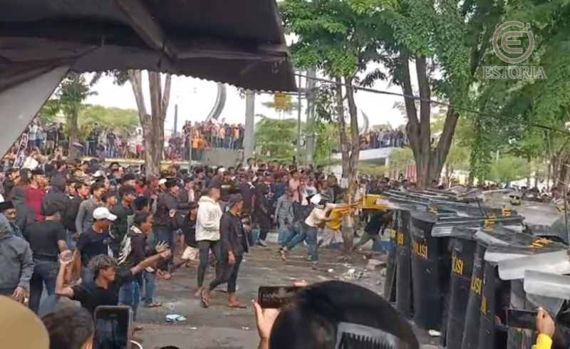 Suasana kericuhan saat massa aksi demo Pilkades Sampang dihadang barisan polisi, Selasa 28 Oktober 2025 (Foto: Zain/doc. estoria.id)