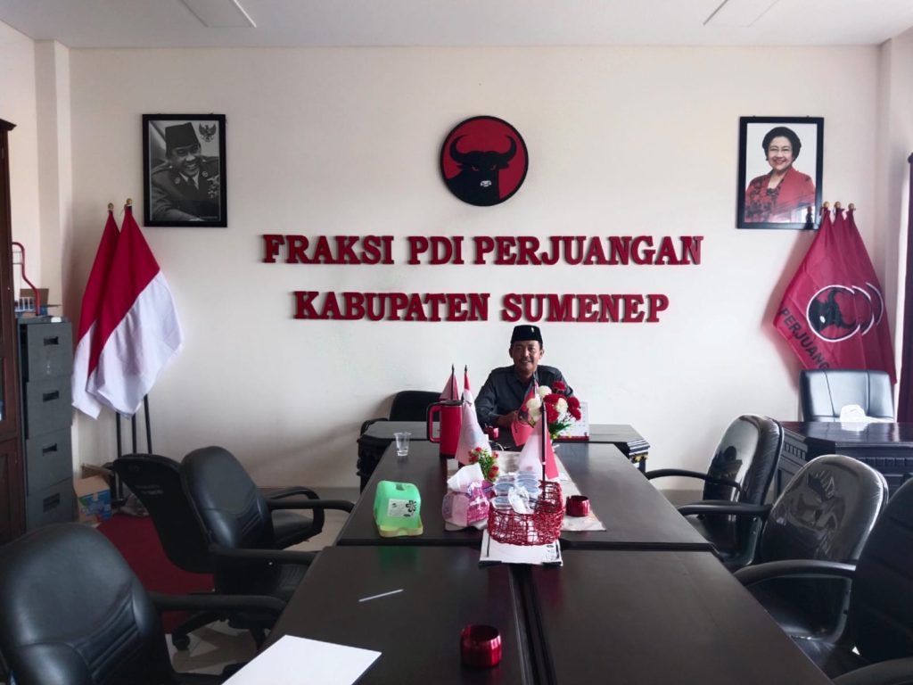 Abd Rahman di Ruang Kerjanya, Fraksi PDI Perjuangan DPRD Kabupaten Sumenep (Foto: Doc. Estoria.id)