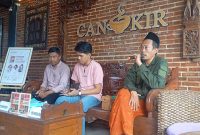 M Faizi (kanan) saat Membedah Buku Romzul Falah: 