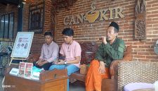 M Faizi (kanan) saat Membedah Buku Romzul Falah: