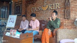 M Faizi (kanan) saat Membedah Buku Romzul Falah: 