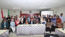 Rektor UNIBA Madura bersama peserta dari delapan perguruan tinggi mengikuti kegiatan Best Practice Implementasi SPMI Melalui Siklus PPEPP yang Efektif di Universitas Hayam Wuruk (UHW) Perbanas Surabaya, Senin (28/10/2025). (Foto: UNIBA Madura/Doc. Estoria)
