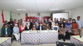 Rektor UNIBA Madura bersama peserta dari delapan perguruan tinggi mengikuti kegiatan Best Practice Implementasi SPMI Melalui Siklus PPEPP yang Efektif di Universitas Hayam Wuruk (UHW) Perbanas Surabaya, Senin (28/10/2025). (Foto: UNIBA Madura/Doc. Estoria)