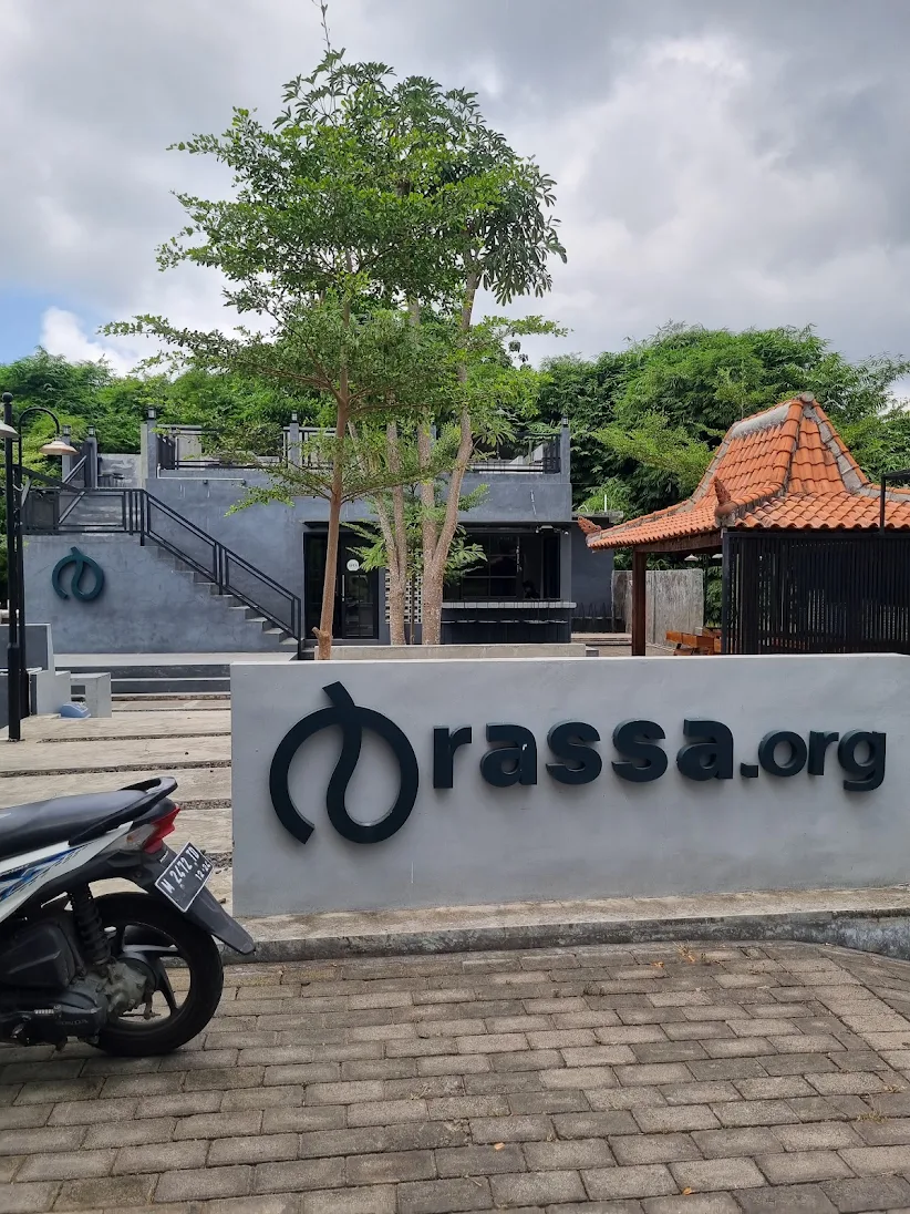 Suasana Pagi di Cafe Rassa Sumenep (Foto: Carolina Wirawan/Map for Estoria.id)