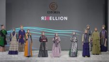 DARI KIRI: Irish Bella, Hj. Arinah Hidayah, dan Arumi Bachsin, saat tampil di panggung Surabaya Fashion Parade 2025, Jumat 14 November 2025 (Foto: Helmy/doc. estoria.id)