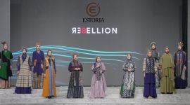 DARI KIRI: Irish Bella, Hj. Arinah Hidayah, dan Arumi Bachsin, saat tampil di panggung Surabaya Fashion Parade 2025, Jumat 14 November 2025 (Foto: Helmy/doc. estoria.id)