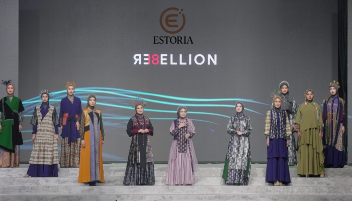 DARI KIRI: Irish Bella, Hj. Arinah Hidayah, dan Arumi Bachsin, saat tampil di panggung Surabaya Fashion Parade 2025, Jumat 14 November 2025 (Foto: Helmy/doc. estoria.id)