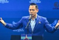 Ketua DPP Partai Demokrat, Agus Harimurti Yudhoyono, mengenakan jas biru tengah berpidato di podium saat agenda Kongres VI Partai Demokrat (Istimewa)