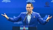 Ketua DPP Partai Demokrat, Agus Harimurti Yudhoyono, mengenakan jas biru tengah berpidato di podium saat agenda Kongres VI Partai Demokrat (Istimewa)
