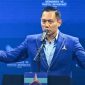Ketua DPP Partai Demokrat, Agus Harimurti Yudhoyono, mengenakan jas biru tengah berpidato di podium saat agenda Kongres VI Partai Demokrat (Istimewa)