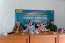 Sejumlah Narasumber Program Pengabdian Masyarakat FIB UI 2025 di Menara Samawa, Pondok Kelapa, Jakarta Timur. Dari Kiri: Dr. Abdurakhman, S.S., M.Hum. (ketua tim Pengmas UI), Bapak Fikri (Ketua RT), Dr. Dyah Nurwidyaningrum, S.T., M.M., M.Ars. (Penyaji 1), dan Bobby Putra Setiawan (Penyaji 2). (Foto: A'yat Khalili/Doc. Estoria)