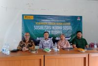 Sejumlah Narasumber Program Pengabdian Masyarakat FIB UI 2025 di Menara Samawa, Pondok Kelapa, Jakarta Timur. Dari Kiri: Dr. Abdurakhman, S.S., M.Hum. (ketua tim Pengmas UI), Bapak Fikri (Ketua RT), Dr. Dyah Nurwidyaningrum, S.T., M.M., M.Ars. (Penyaji 1), dan Bobby Putra Setiawan (Penyaji 2). (Foto: A'yat Khalili/Doc. Estoria)