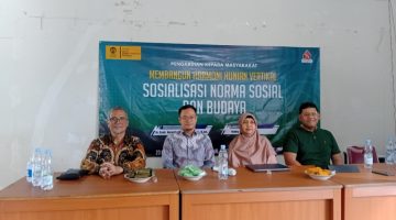 Sejumlah Narasumber Program Pengabdian Masyarakat FIB UI 2025 di Menara Samawa, Pondok Kelapa, Jakarta Timur. Dari Kiri: Dr. Abdurakhman, S.S., M.Hum. (ketua tim Pengmas UI), Bapak Fikri (Ketua RT), Dr. Dyah Nurwidyaningrum, S.T., M.M., M.Ars. (Penyaji 1), dan Bobby Putra Setiawan (Penyaji 2). (Foto: A'yat Khalili/Doc. Estoria)