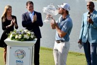 Seorang pegolf mengangkat trofi juara usai memenangkan turnamen, disaksikan langsung oleh Michael Dell dan istrinya, Susan Dell, dalam sebuah acara di Amerika Serikat. (Sumber: IG @MichaelDell)