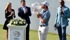 Seorang pegolf mengangkat trofi juara usai memenangkan turnamen, disaksikan langsung oleh Michael Dell dan istrinya, Susan Dell, dalam sebuah acara di Amerika Serikat. (Sumber: IG @MichaelDell)