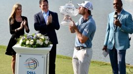 Seorang pegolf mengangkat trofi juara usai memenangkan turnamen, disaksikan langsung oleh Michael Dell dan istrinya, Susan Dell, dalam sebuah acara di Amerika Serikat. (Sumber: IG @MichaelDell)
