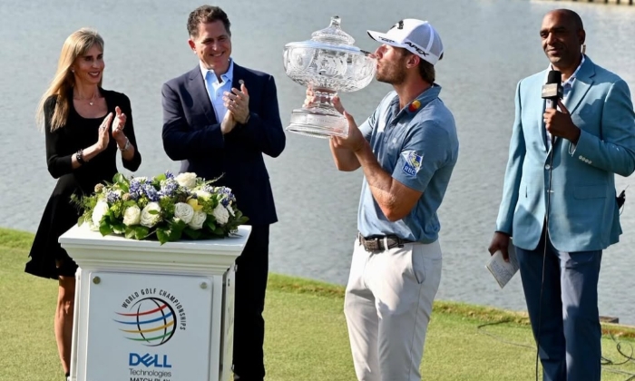 Seorang pegolf mengangkat trofi juara usai memenangkan turnamen, disaksikan langsung oleh Michael Dell dan istrinya, Susan Dell, dalam sebuah acara di Amerika Serikat. (Sumber: IG @MichaelDell)