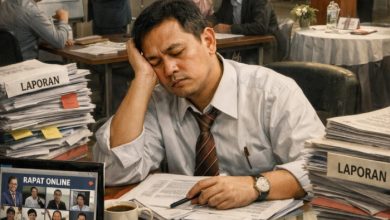 ILUSTRASI. Tumpukan laporan, rapat tanpa akhir, dan wajah lelah di balik meja, potret sunyi pekerjaan yang tampak sibuk, namun kehilangan makna. (istimewa/AI/estoria)