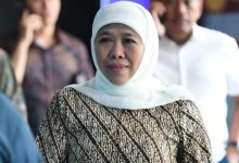 DIPANGGIL. Gubernur Jawa Timur Khofifah Indar Parawansa hadir memenuhi panggilan persidangan sebagai saksi kasus dugaan suap dana hibah di Pengadilan Tipikor Surabaya. (istimewa/redaksi/estoria)