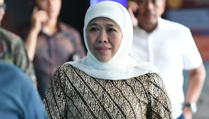 DIPANGGIL. Gubernur Jawa Timur Khofifah Indar Parawansa hadir memenuhi panggilan persidangan sebagai saksi kasus dugaan suap dana hibah di Pengadilan Tipikor Surabaya. (istimewa/redaksi/estoria)