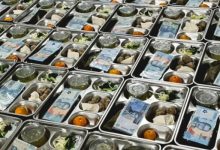 VIRAL. Ompreng Makan Bergizi Gratis untuk siswa di Bangkalan disiapkan lengkap, termasuk selipan uang Rp50 ribu dari Haji Her. (istimewa/redaksi/estoria)