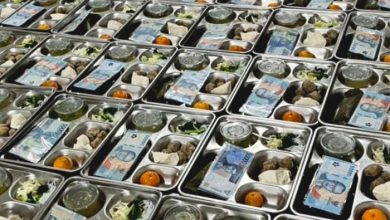 VIRAL. Ompreng Makan Bergizi Gratis untuk siswa di Bangkalan disiapkan lengkap, termasuk selipan uang Rp50 ribu dari Haji Her. (istimewa/redaksi/estoria)
