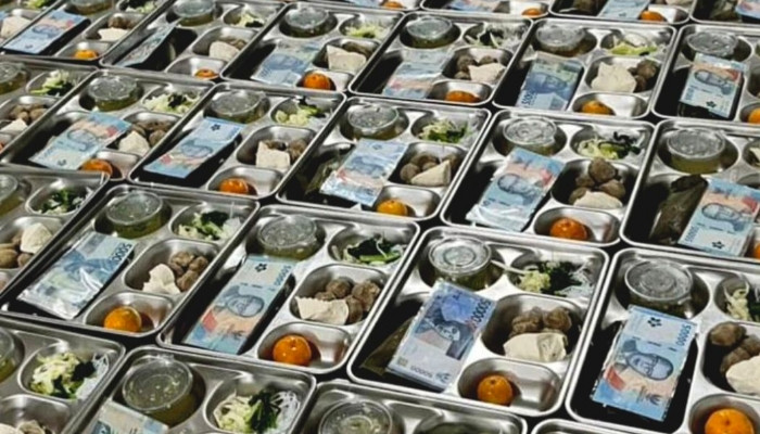 VIRAL. Ompreng Makan Bergizi Gratis untuk siswa di Bangkalan disiapkan lengkap, termasuk selipan uang Rp50 ribu dari Haji Her. (istimewa/redaksi/estoria)