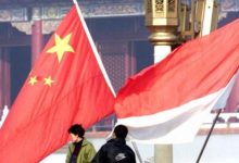 SIMBOLIS. Bendera China dan Indonesia berkibar berdampingan sebagai simbol hubungan dan kerja sama kedua negara. (istimewa/redaksi/estoria)