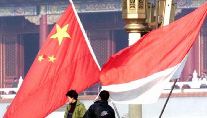 SIMBOLIS. Bendera China dan Indonesia berkibar berdampingan sebagai simbol hubungan dan kerja sama kedua negara. (istimewa/redaksi/estoria)