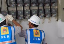MAINTENANCE. Petugas PT PLN (Persero) melakukan pengecekan instalasi meter listrik pelanggan. (istimewa/redaksi/estoria)