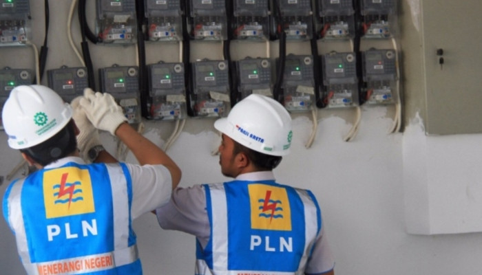 MAINTENANCE. Petugas PT PLN (Persero) melakukan pengecekan instalasi meter listrik pelanggan. (istimewa/redaksi/estoria)