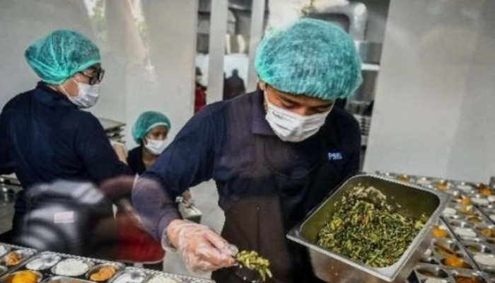 DAPUR MBG. Petugas menyiapkan paket MBG di dapur produksi dengan standar kebersihan dan keamanan pangan. (istimewa/redaksi/estoria)