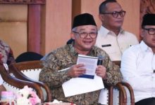 DIGUGAT. Mendikdasmen Abdul Mu'ti menyampaikan keterangan terkait Program Makan Bergizi Gratis dalam rapat koordinasi bersama jajaran pemerintah daerah di Jawa Timur, Kamis (19/2). (istimewa/redaksi/estoria).