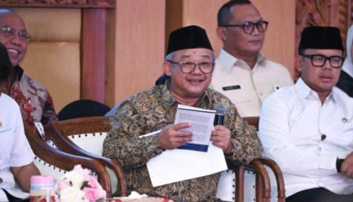 DIGUGAT. Mendikdasmen Abdul Mu'ti menyampaikan keterangan terkait Program Makan Bergizi Gratis dalam rapat koordinasi bersama jajaran pemerintah daerah di Jawa Timur, Kamis (19/2). (istimewa/redaksi/estoria).