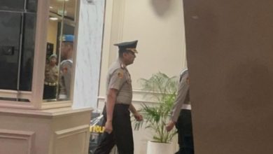 TERTUTUP. AKBP Didik Putra Kuncoro berjalan memasuki ruang sidang etik di Mabes Polri sebelum diputus pemberhentian tidak dengan hormat terkait kasus narkotika. (istimewa/redaksi/estoria)