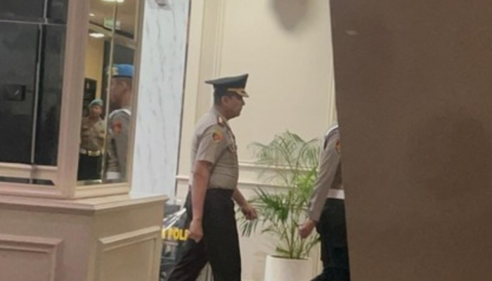 TERTUTUP. AKBP Didik Putra Kuncoro berjalan memasuki ruang sidang etik di Mabes Polri sebelum diputus pemberhentian tidak dengan hormat terkait kasus narkotika. (istimewa/redaksi/estoria)
