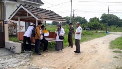 SIDAK. Tim monitoring Disperkimhub Sumenep meninjau lokasi Perumahan Bima Regency di Desa Marengan Daya, Kalianget, menindaklanjuti aduan warga terkait akses jalan dan fasilitas dasar yang belum terpenuhi. (redaksi/estoria)