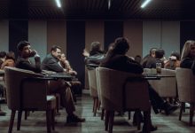 Ilustrasi Rapat. Cover artikel: Politik Tak Bisa Dihindari Bahkan Saat Kita Memilih Diam